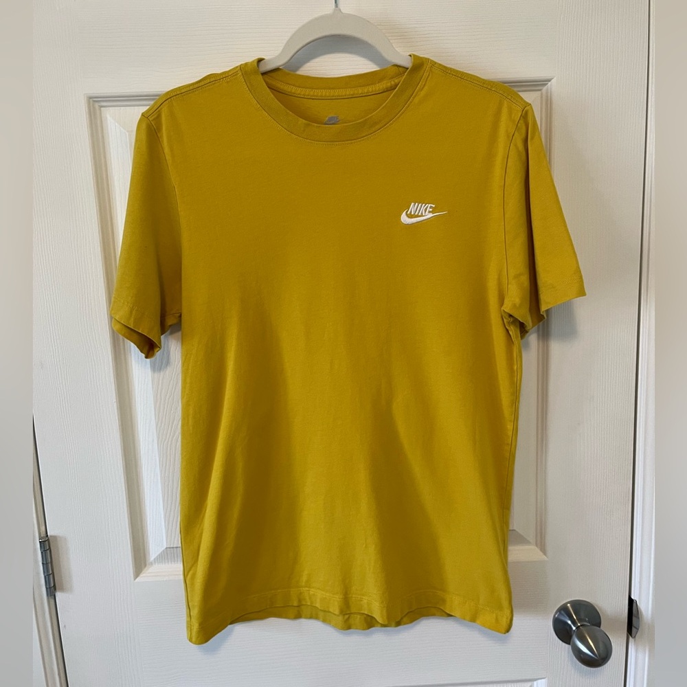 Nike Men's Mustard Short Sleeve Tee -S